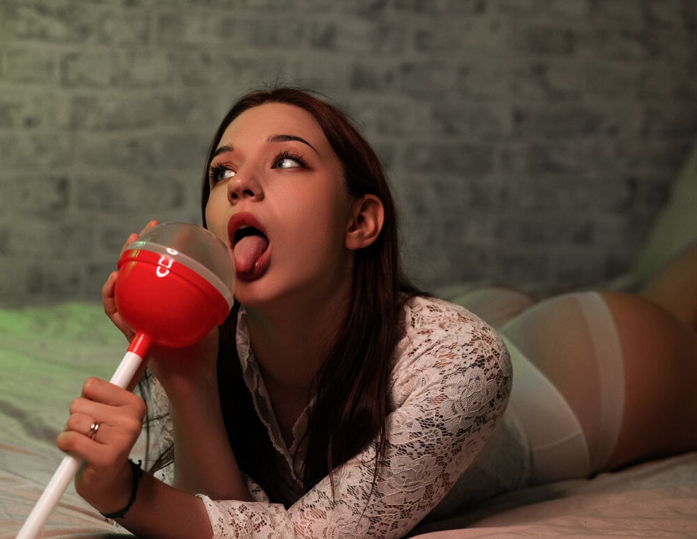 sexlivecamsites.com shirley_thomas livesex profile in trimmed cams