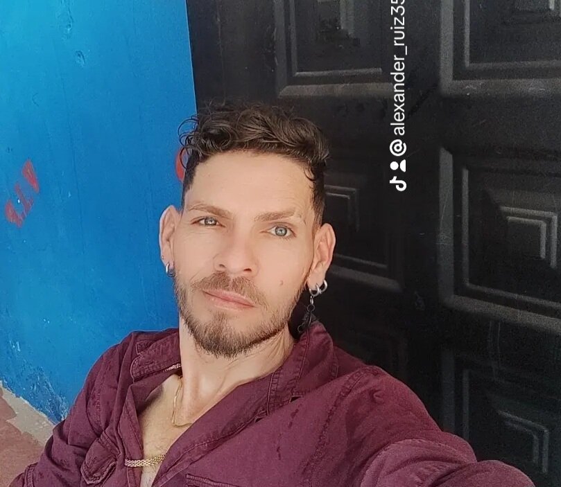 alexandro84p31's Offline XXX Chat