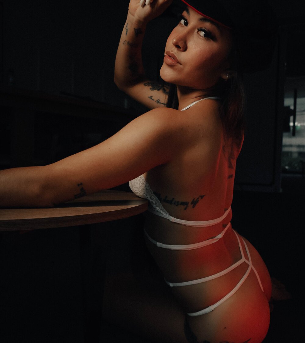 iluvcams.com mia_brattybaby_xxx livesex profile in from-the-root cams