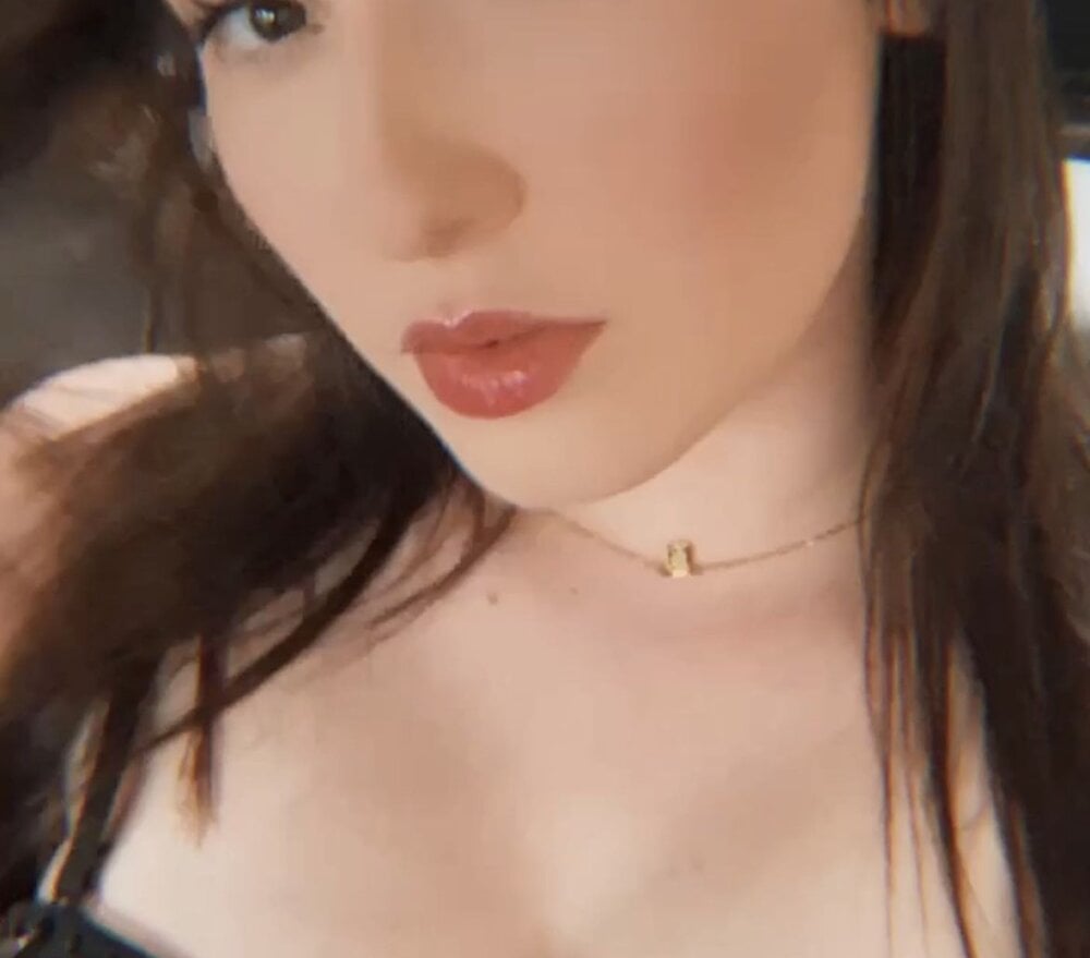 Loirinhasafagreluda live cam model at StripChat