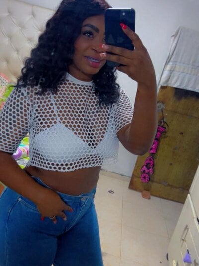 NahomiAdisa Female Curvy Nude Webcam
