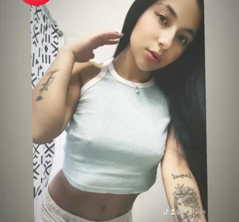 stripchat luccy_tk webcam profile pic via sexlivecamsites.com