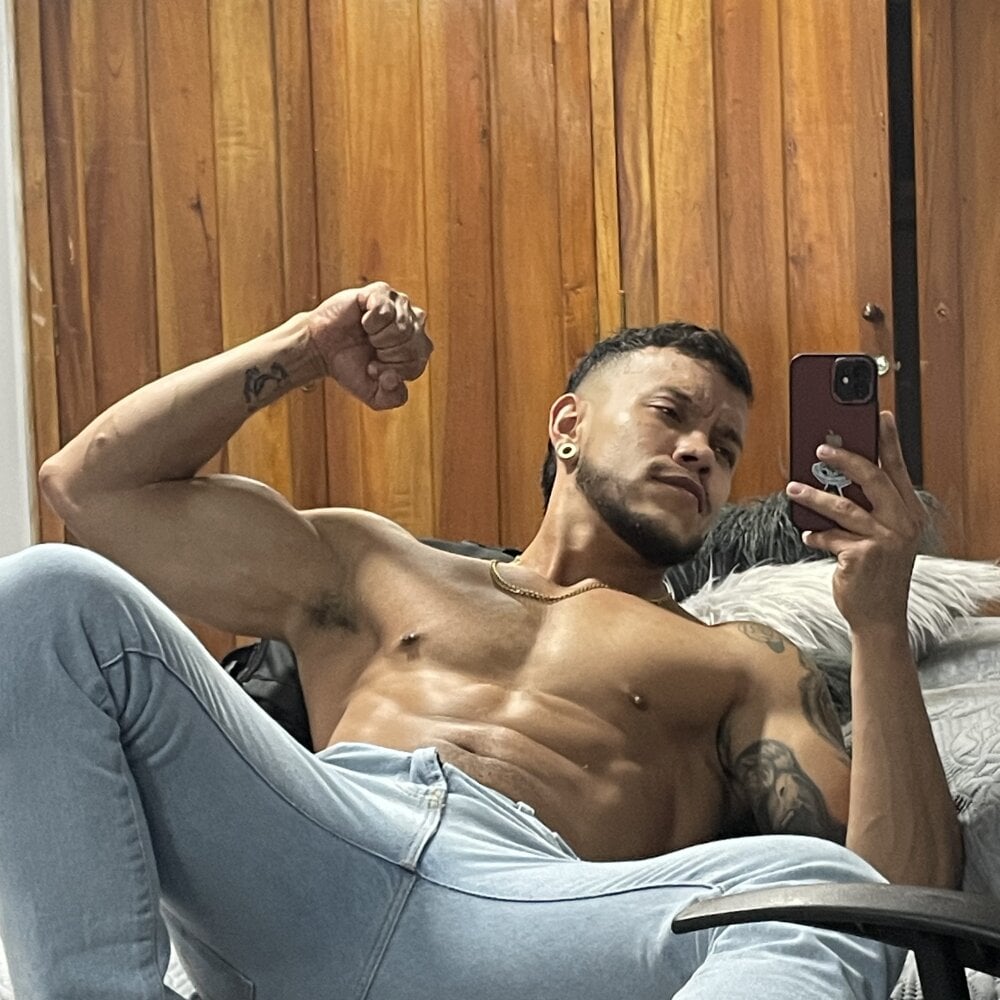 aron_tayler01 from stripchat