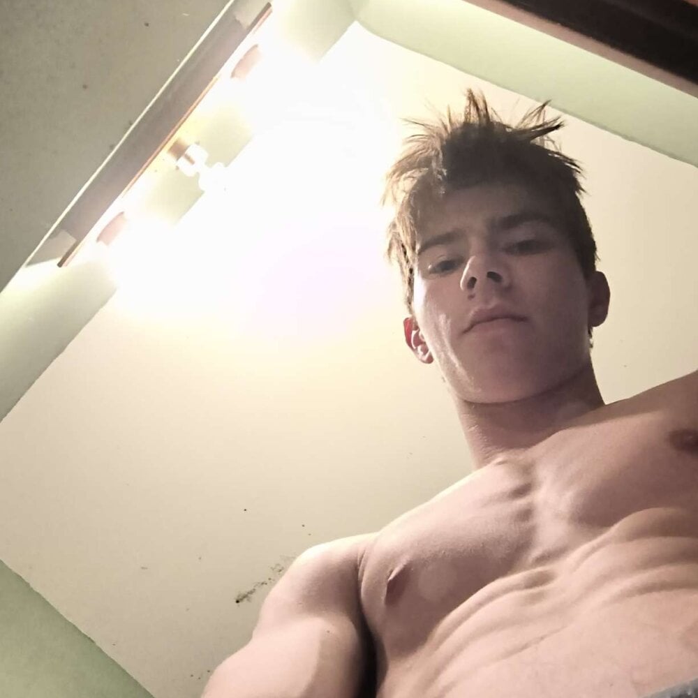 Mikeyxxx99's Offline XXX Chat