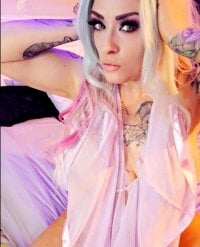 nikkilogan's Offline Chat Room