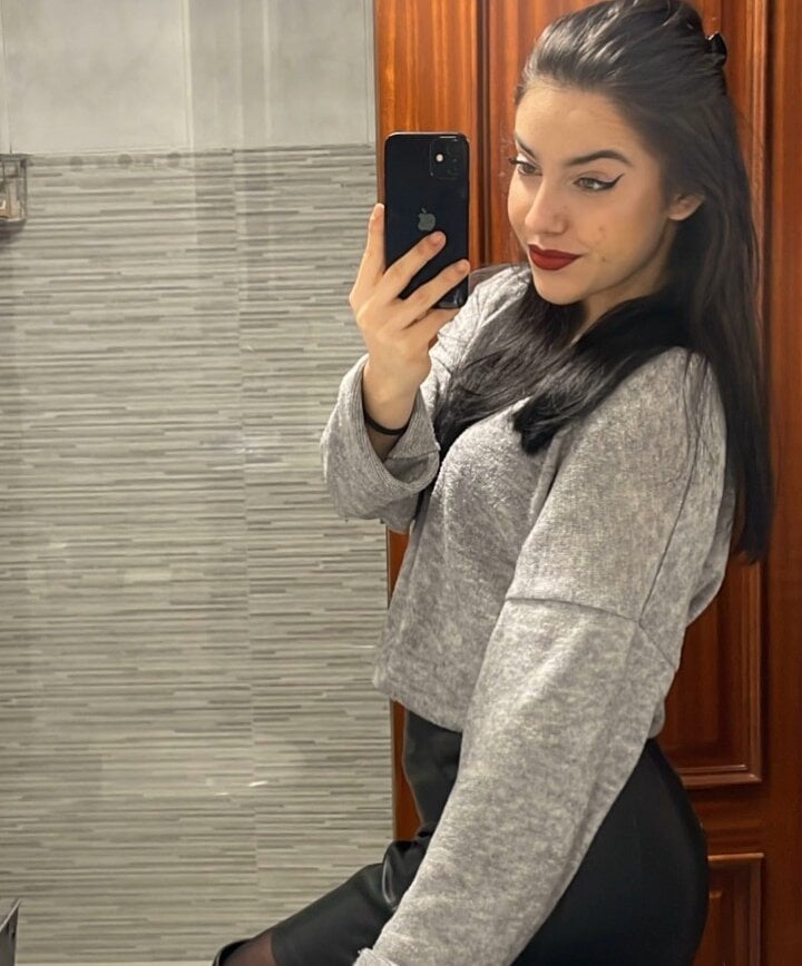 6livesex.com bimbambum23 livesex profile in somewhere-on-the-campus cams