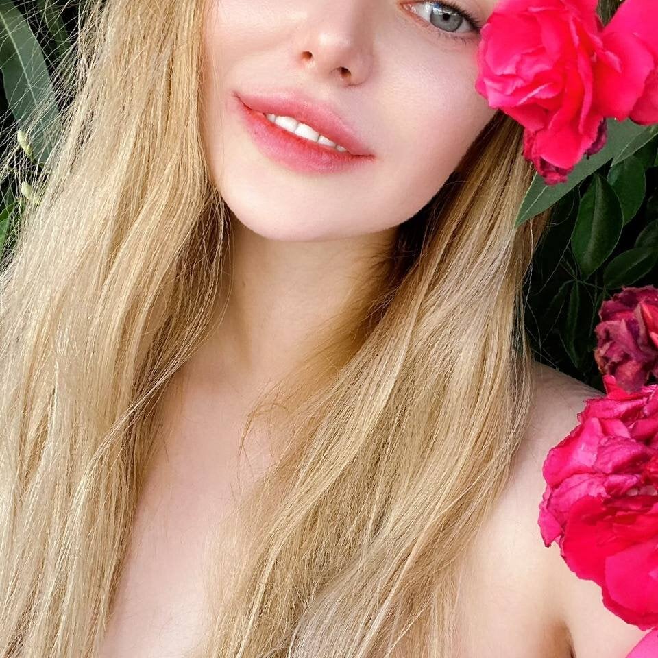 iluvcams.com nyssix livesex profile in right-behind-the-screen cams