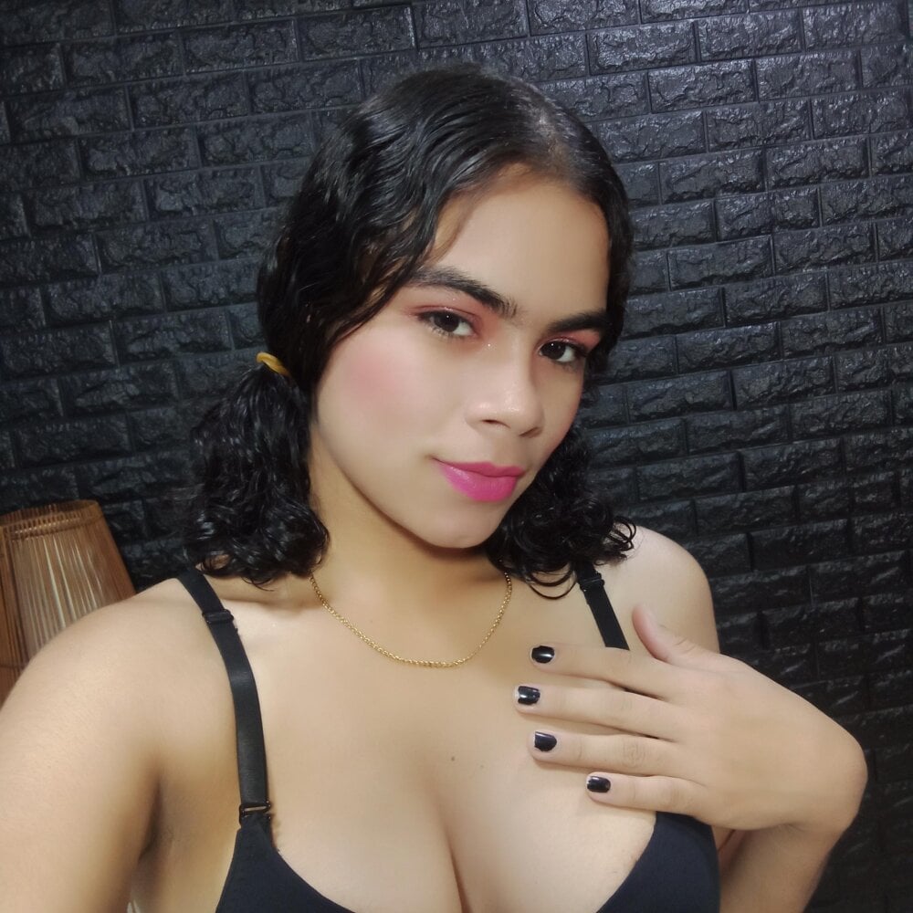 Watch  emily_loza live on cam at StripChat