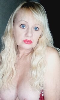 MILF-Sophia-UK's Offline Chat Room