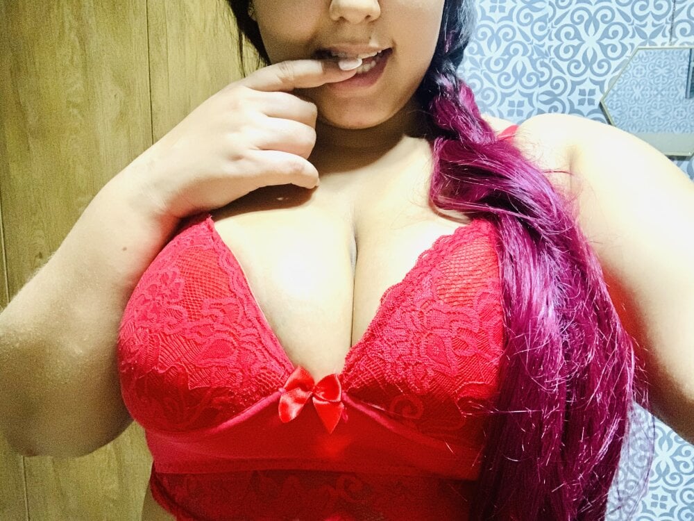 Watch AngelaOliver live on cam on StripChat