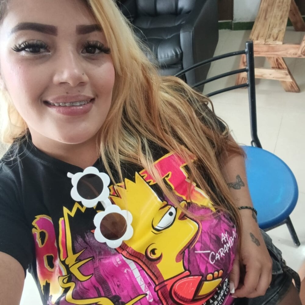 cheapadultsexcams.com sofiic livesex profile in blond-hair cams