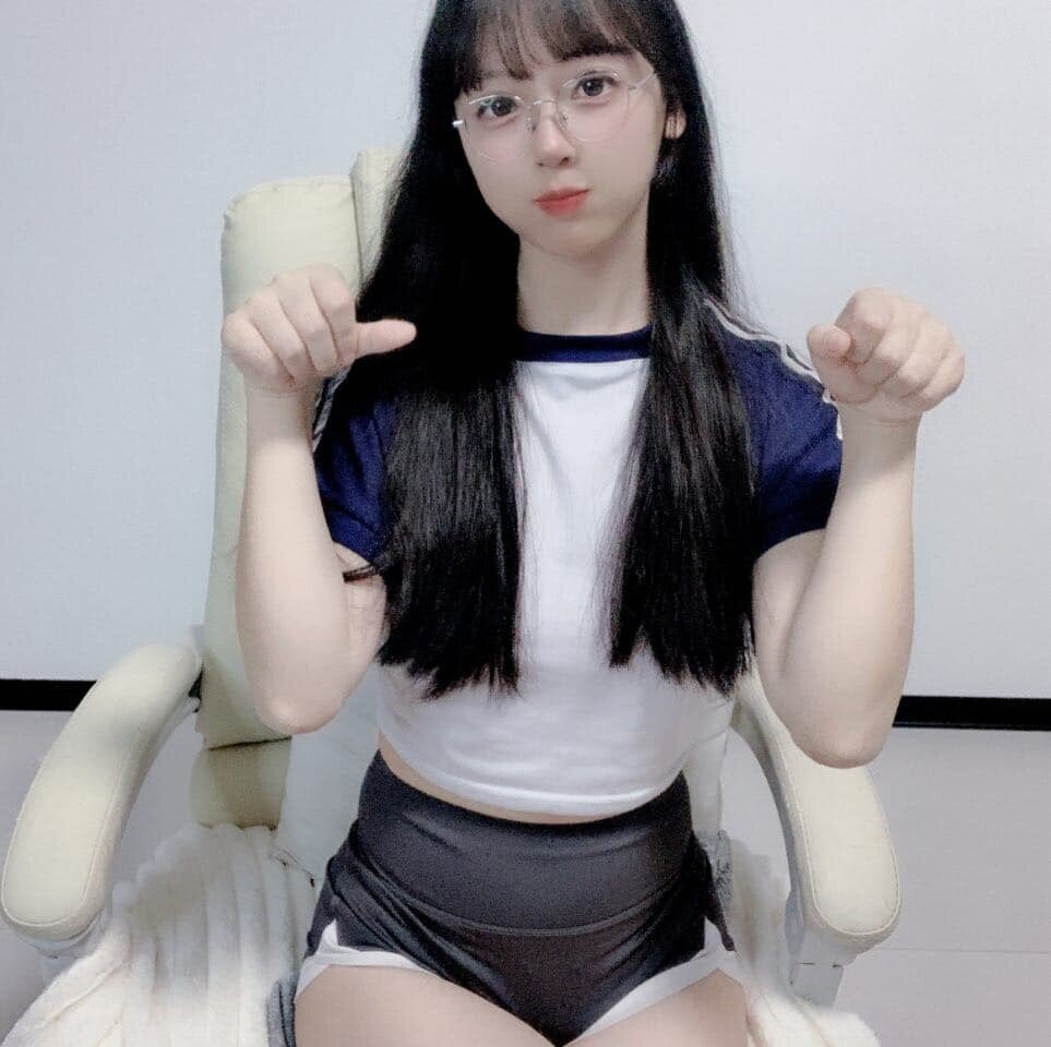 YRyueer live cam model at StripChat