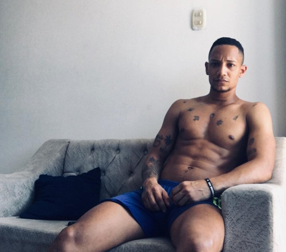 alexis_latinocock live cam model at StripChat