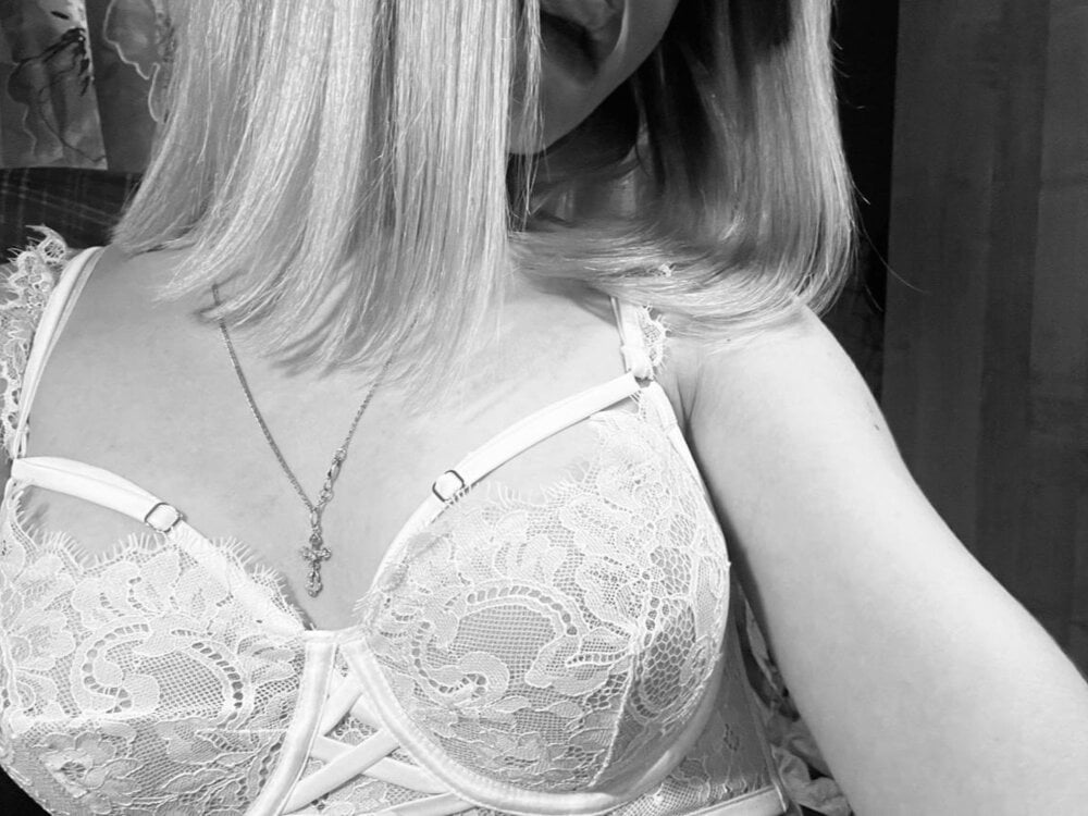 holly_mila profile