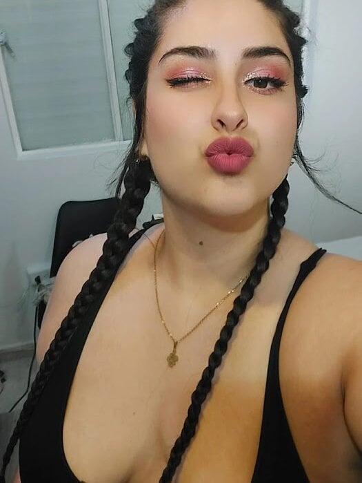 myliveeroticcams.com melunna livesex profile in in-neighboring-room cams