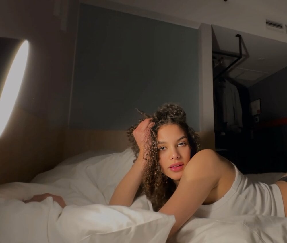 naomilior webcam livesex profile on livesex.fan