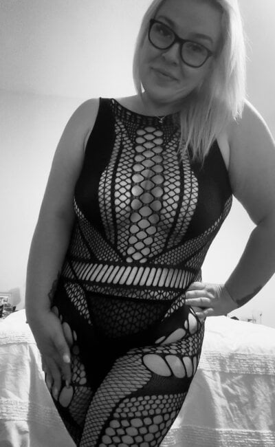 Curvy_Kimberley-x on StripChat