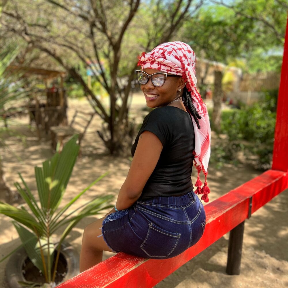 Live sex webcam photo for Petite_254 #292423675