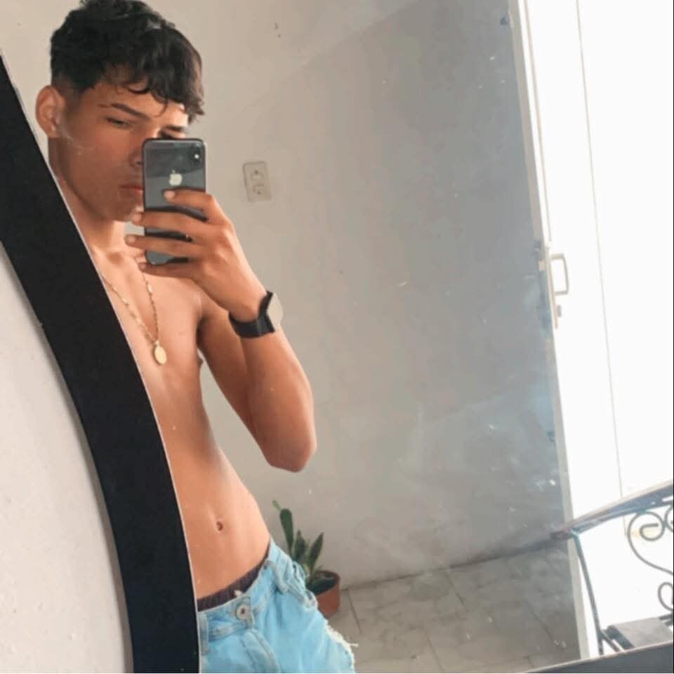 ale_hot19's Offline XXX Chat