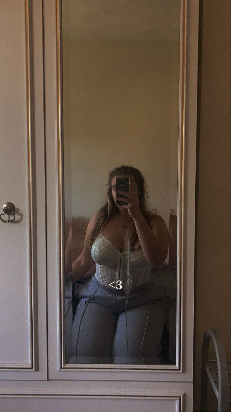Lush_Lara24