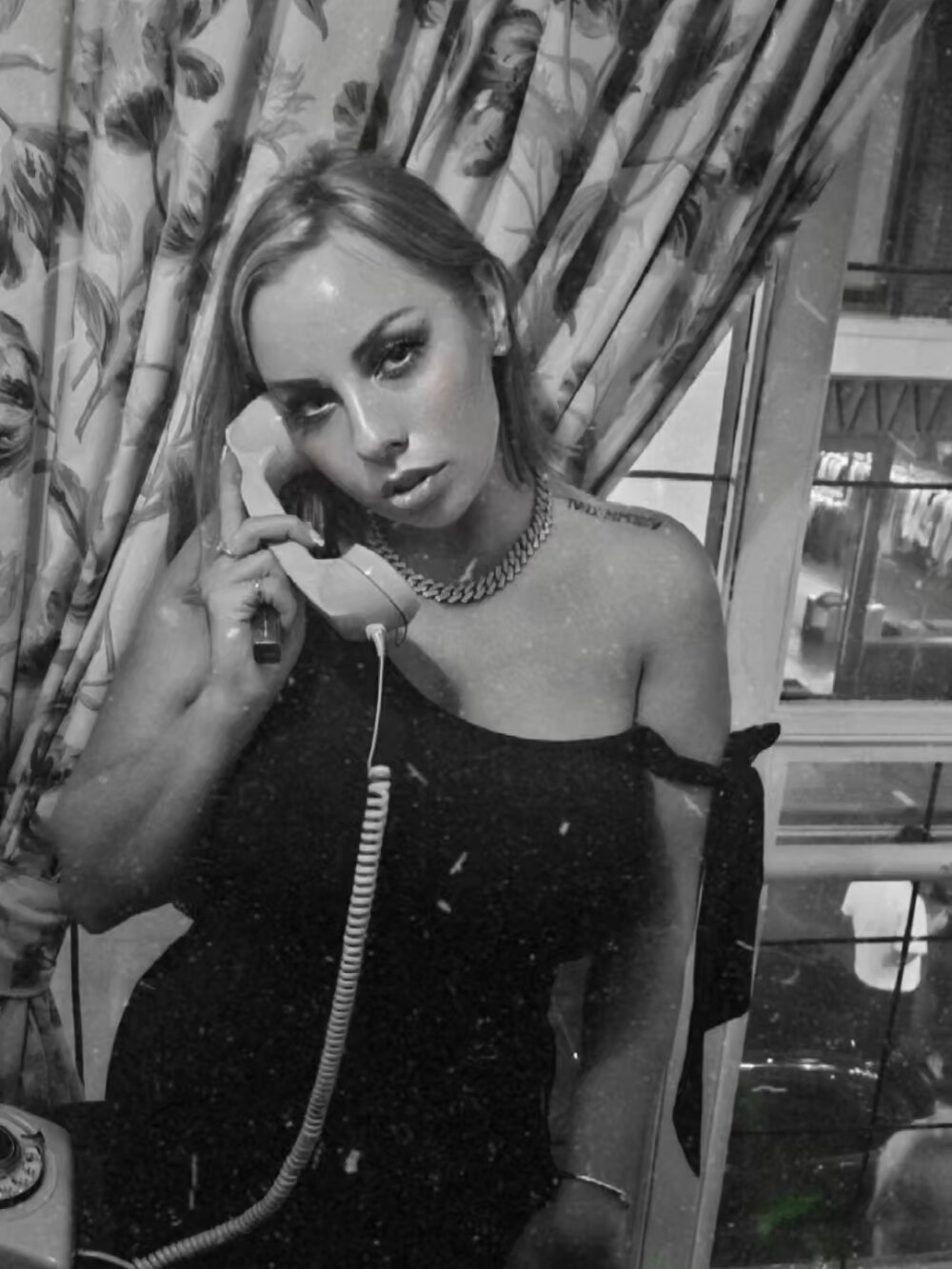 Sparkle2206 live cam model at StripChat