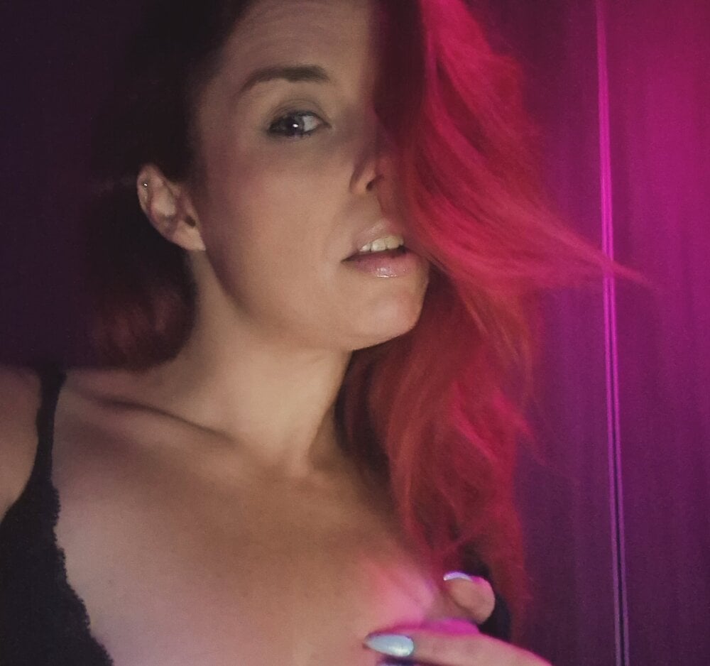 CristinaDeLuxe's Offline XXX Chat