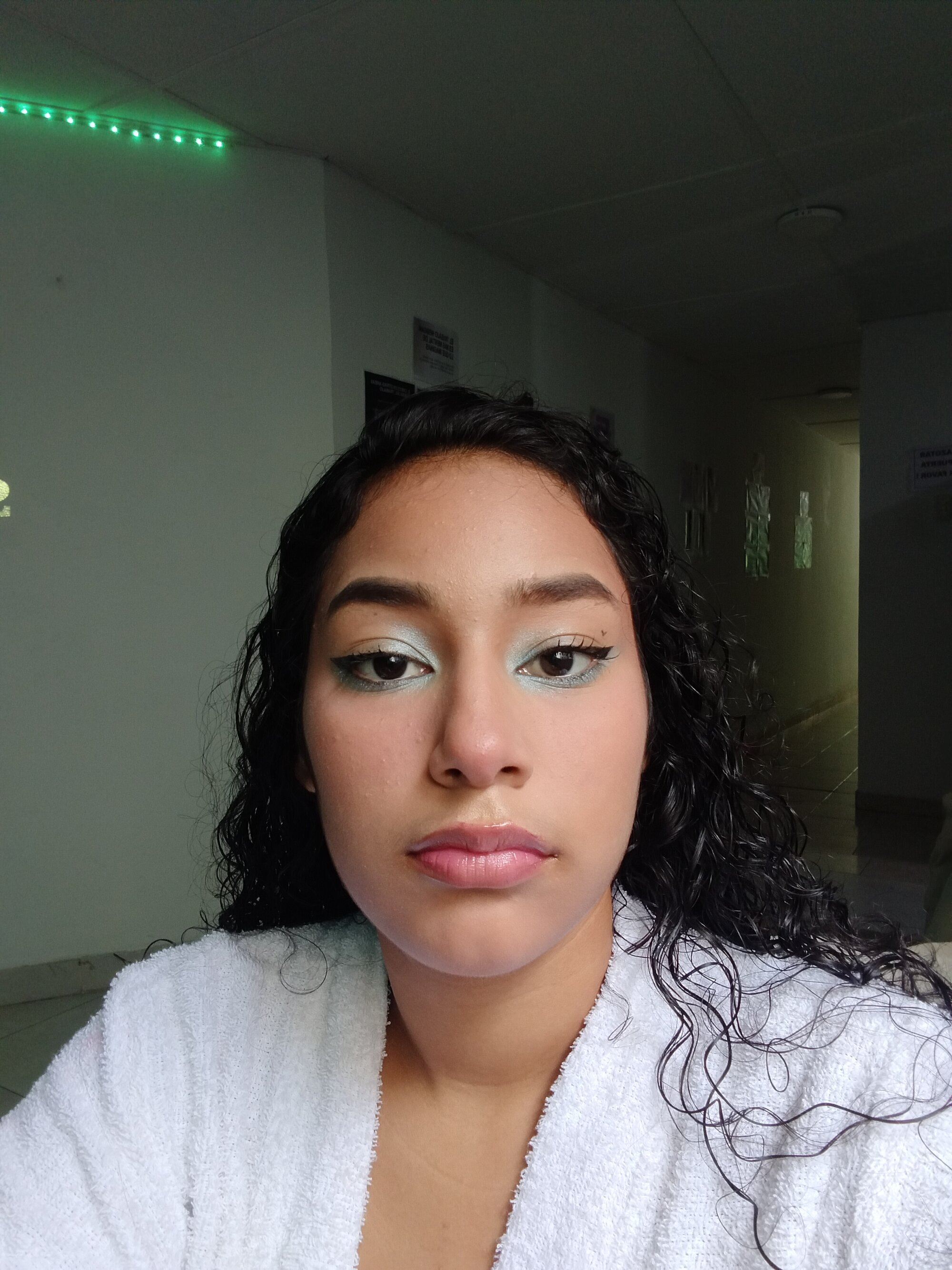 alicie_shy1