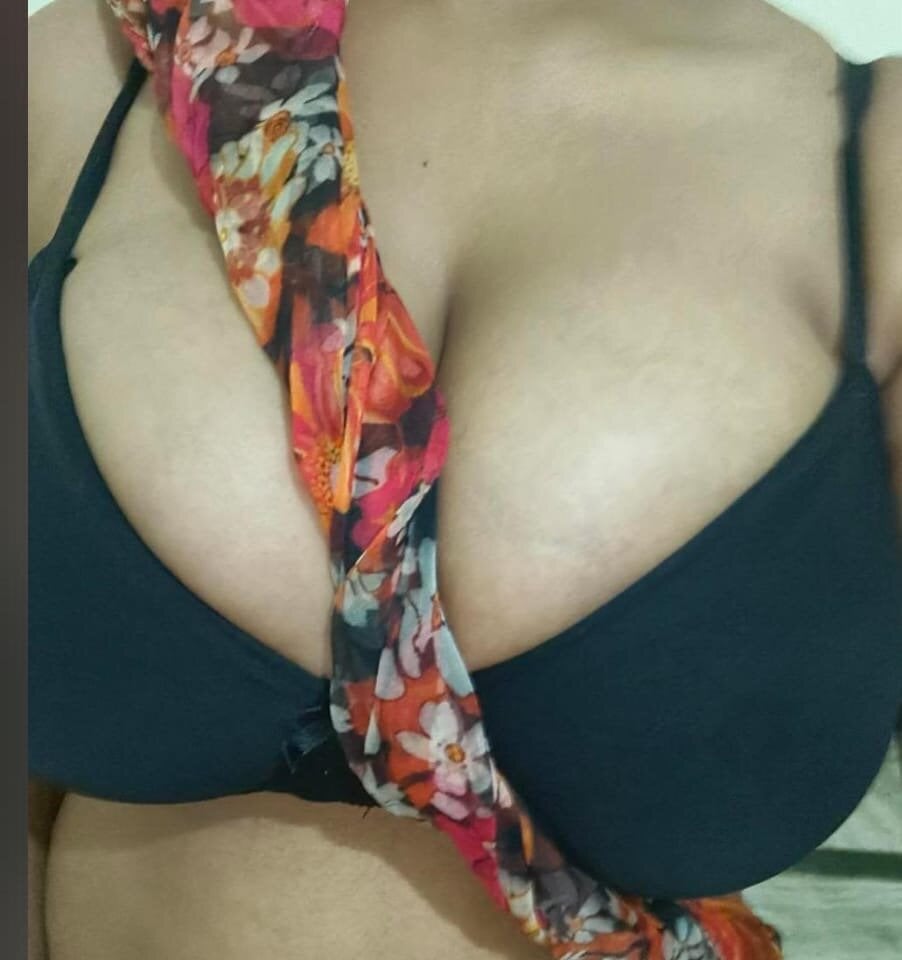 stripchat bitch_riya webcam profile pic via sexchat-joy.com