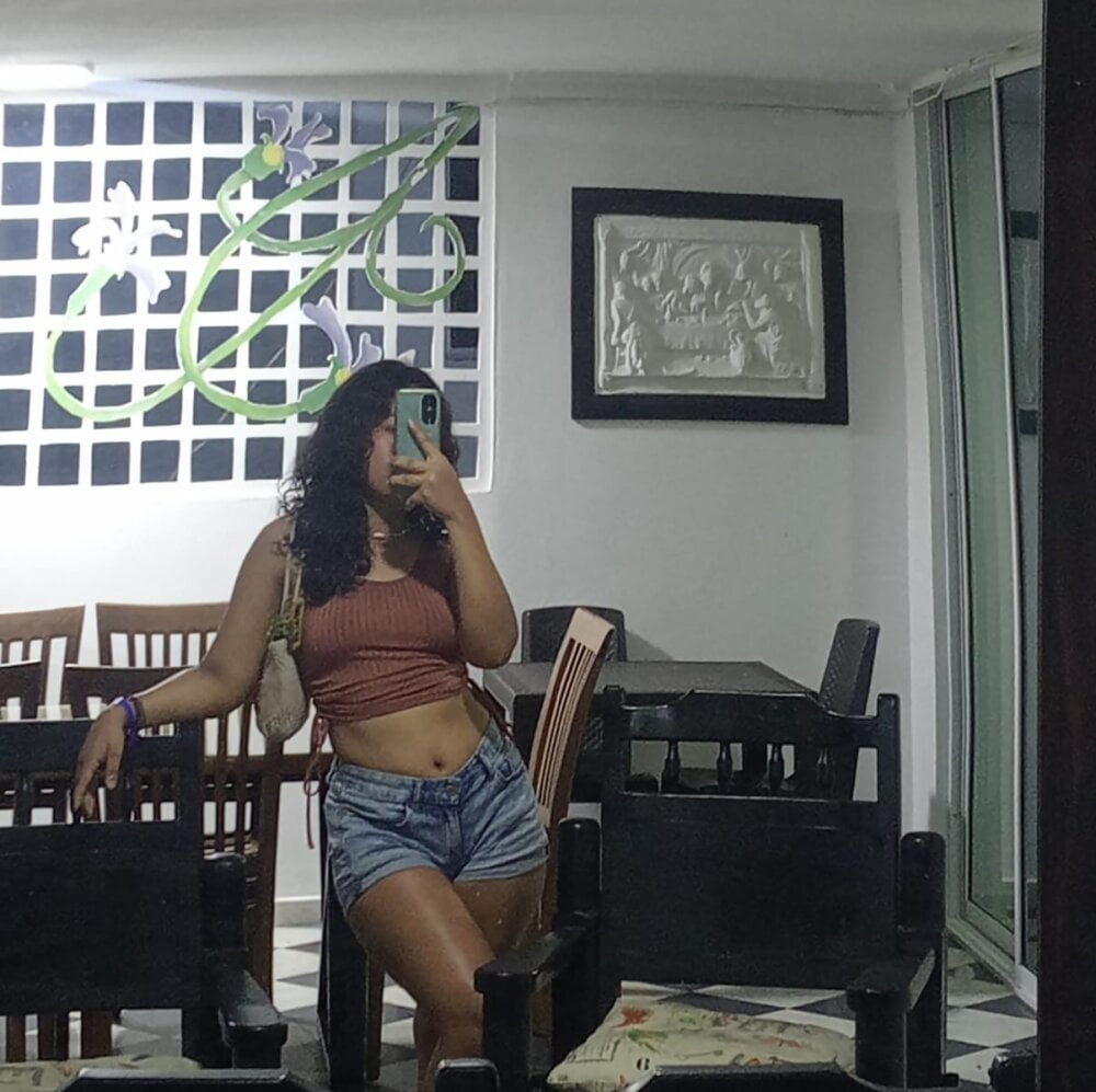 livesex.fan rossie_lanie_ livesex profile in wherever-the-wind-blows-me cams