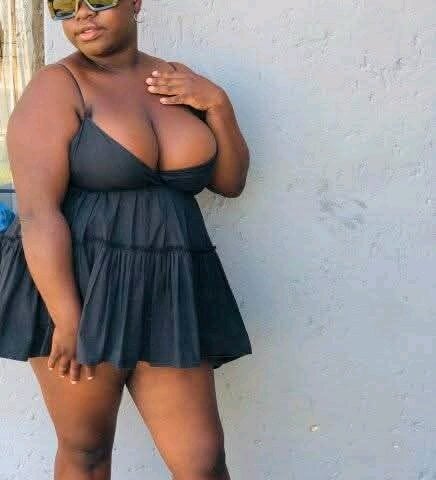 EbonyBigBoobz live cam model at StripChat