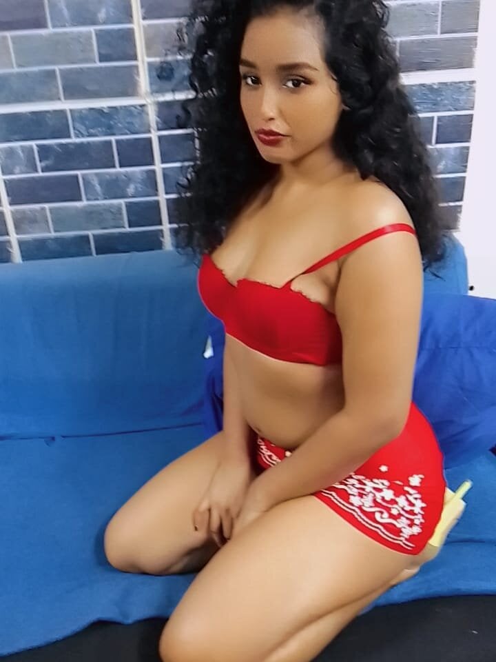 IndianSexySmiles live cam model at StripChat