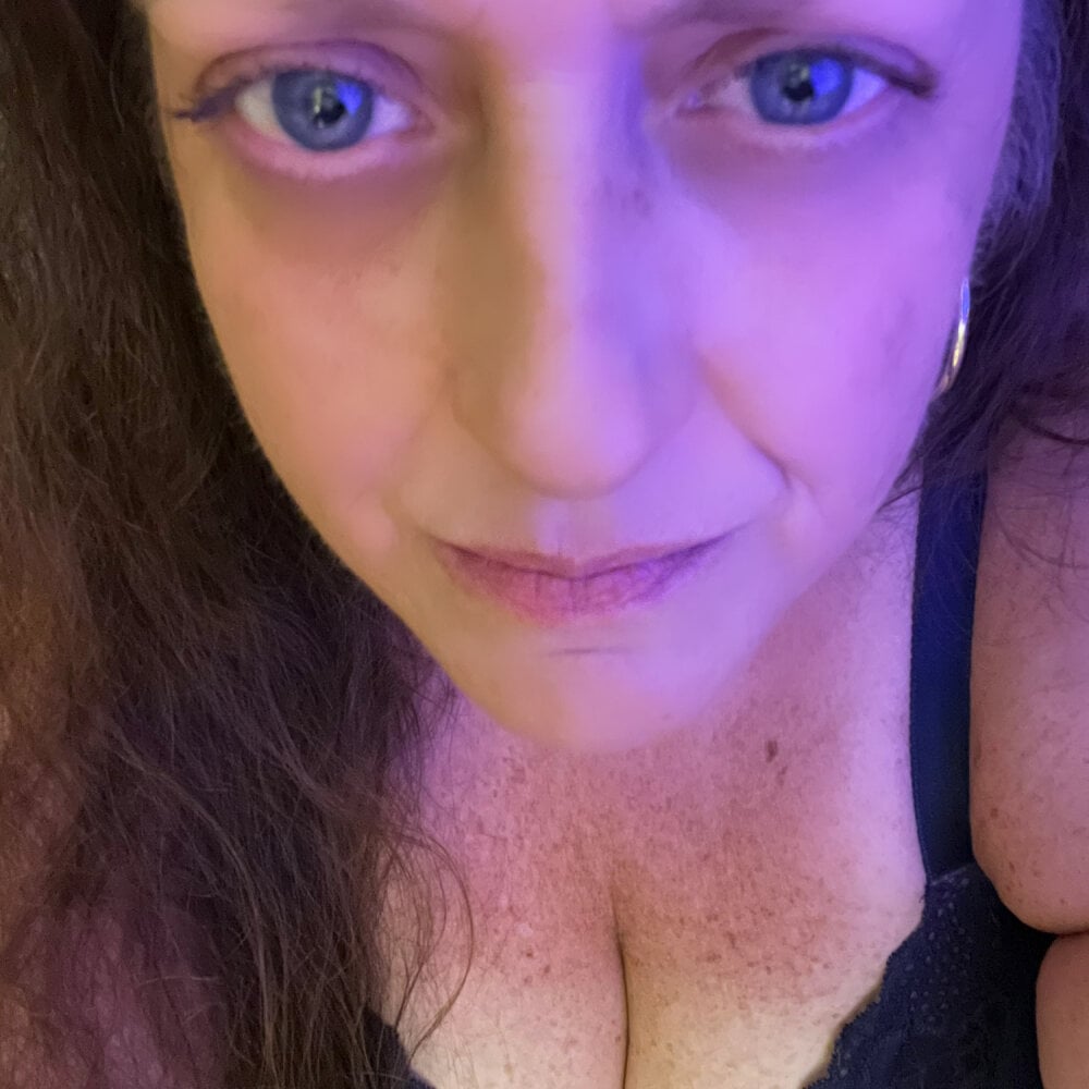 iluvcams.com mistressvee livesex profile in from-the-root cams