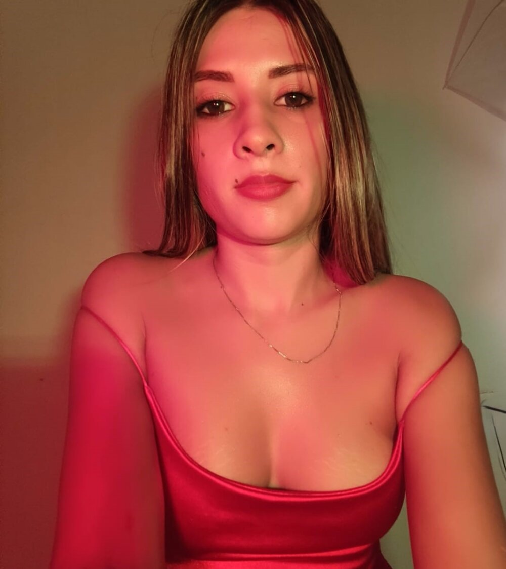 watchgirlcam.com littleblondee livesex profile in united-statesnevanda cams