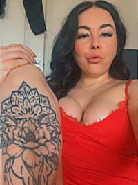 RubyRoseMilf_x's Offline Chat Room