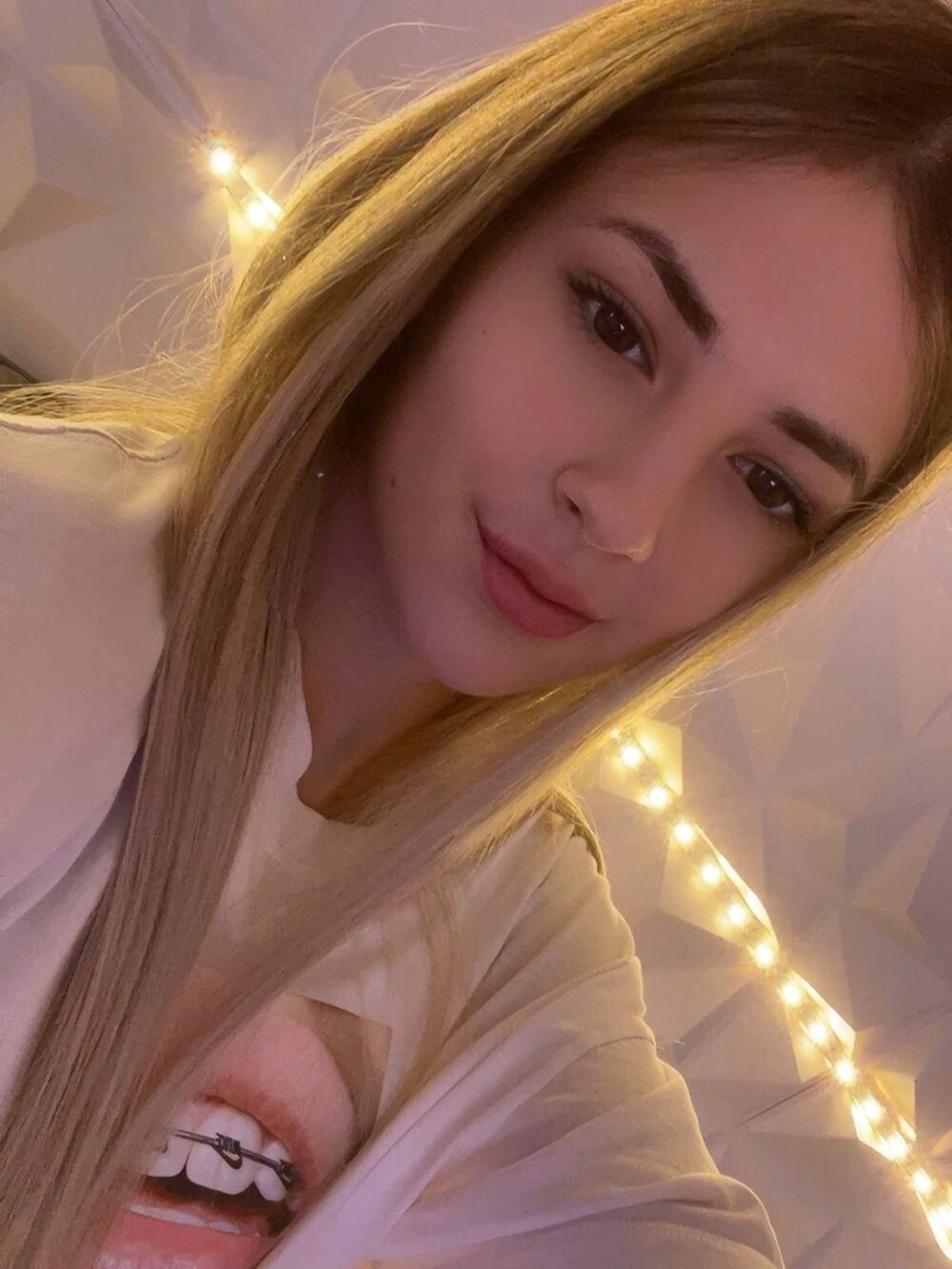 Aishha_ live cam model at StripChat