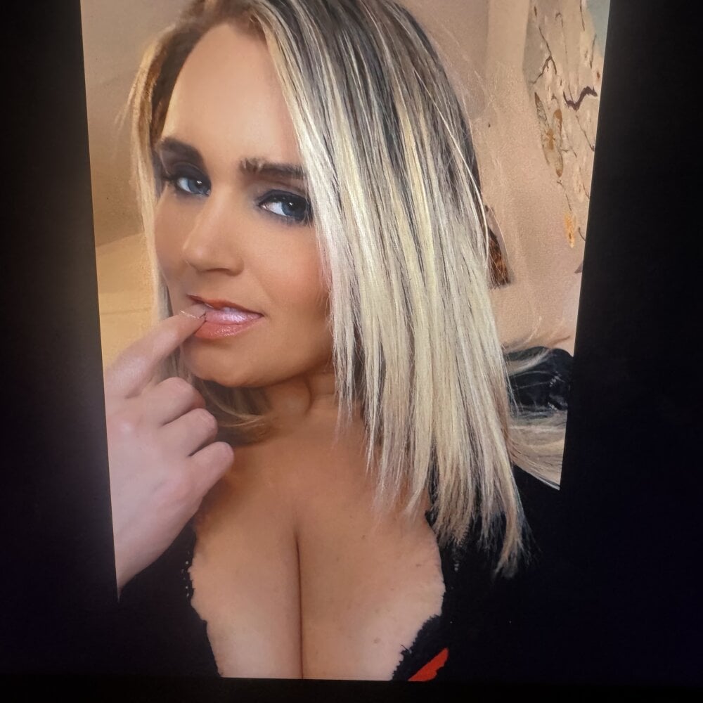 Blondie955's Offline XXX Chat