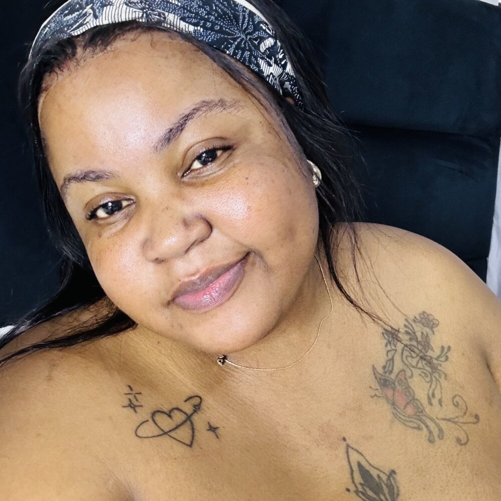 MissLola27 live cam model at StripChat