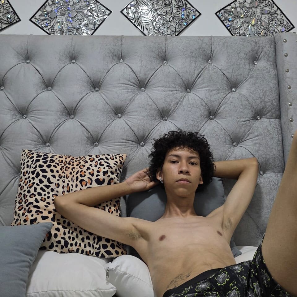 thiagothompson01 from stripchat