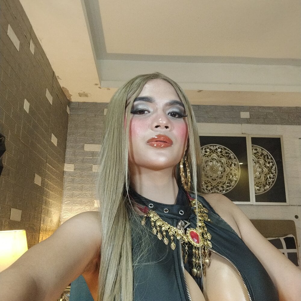 QueenNathaliaTS Offline XXX Chat