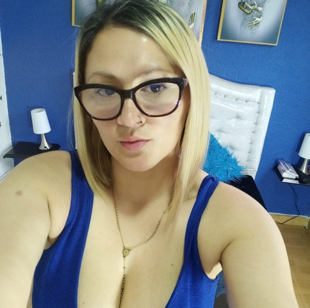 dirty_mistress_69 live cam model at StripChat