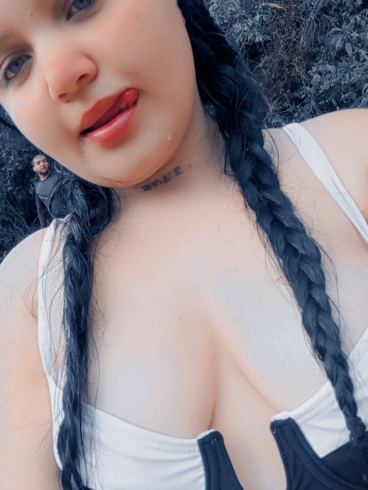 shela2402 from stripchat