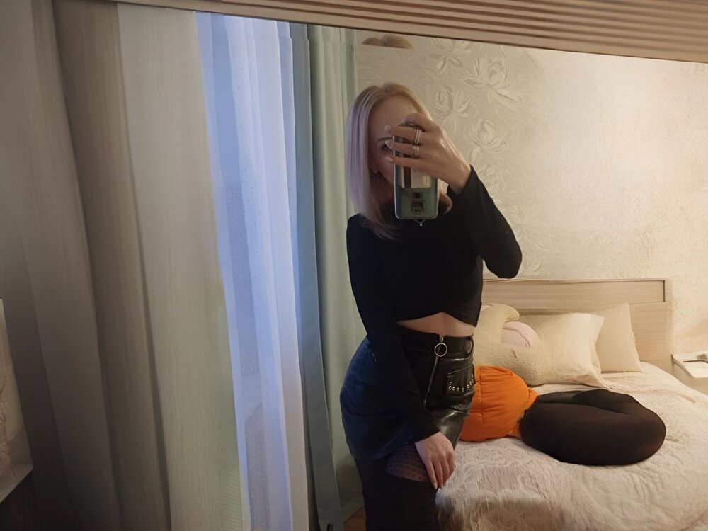 AlenaBlonde live cam model at StripChat
