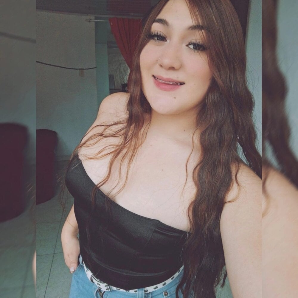 stripchat valilu_rosse27 webcam profile pic via livesexr.com