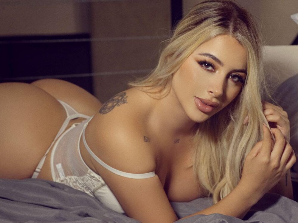 Live sex webcam photo for _Alessia_Miller #289975459