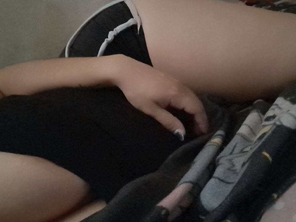 watchgirlcam.com littlekittychan livesex profile in colombia-u-head-3 cams