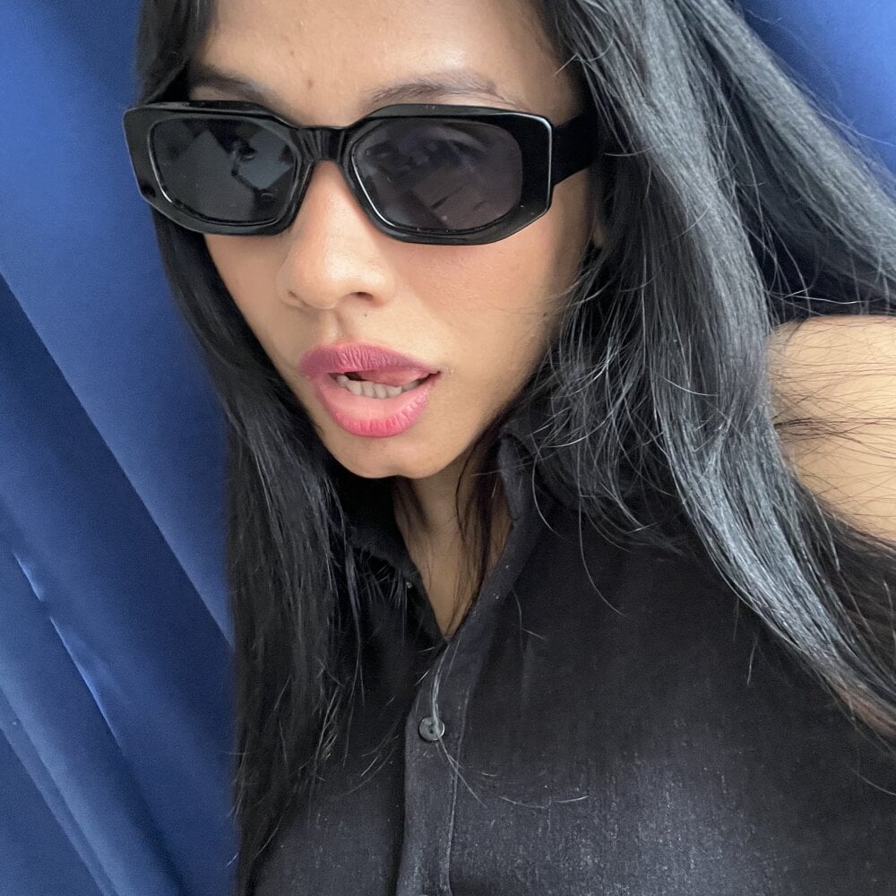 Ninabrunette18's Offline XXX Chat