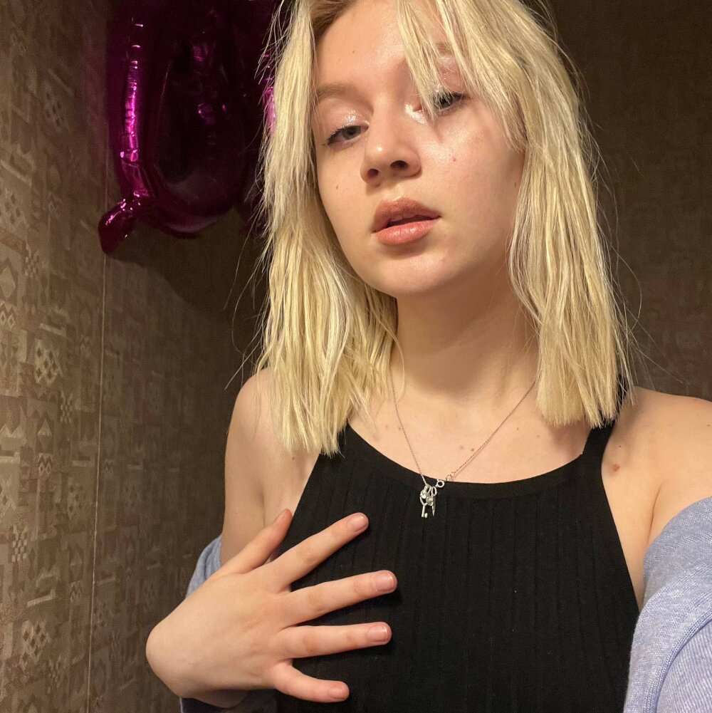 newporncams.com ariamoon1 livesex profile in im-from-wherever-you-want-me-to-be cams