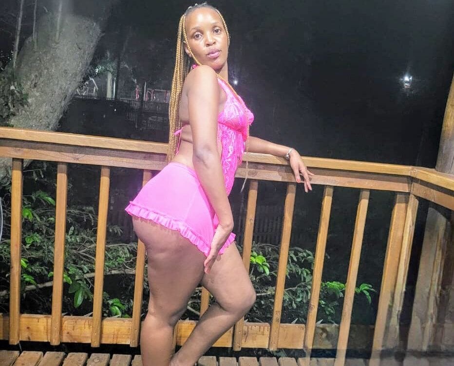 stripchat scarlet_velvett webcam profile pic via elivecams.com