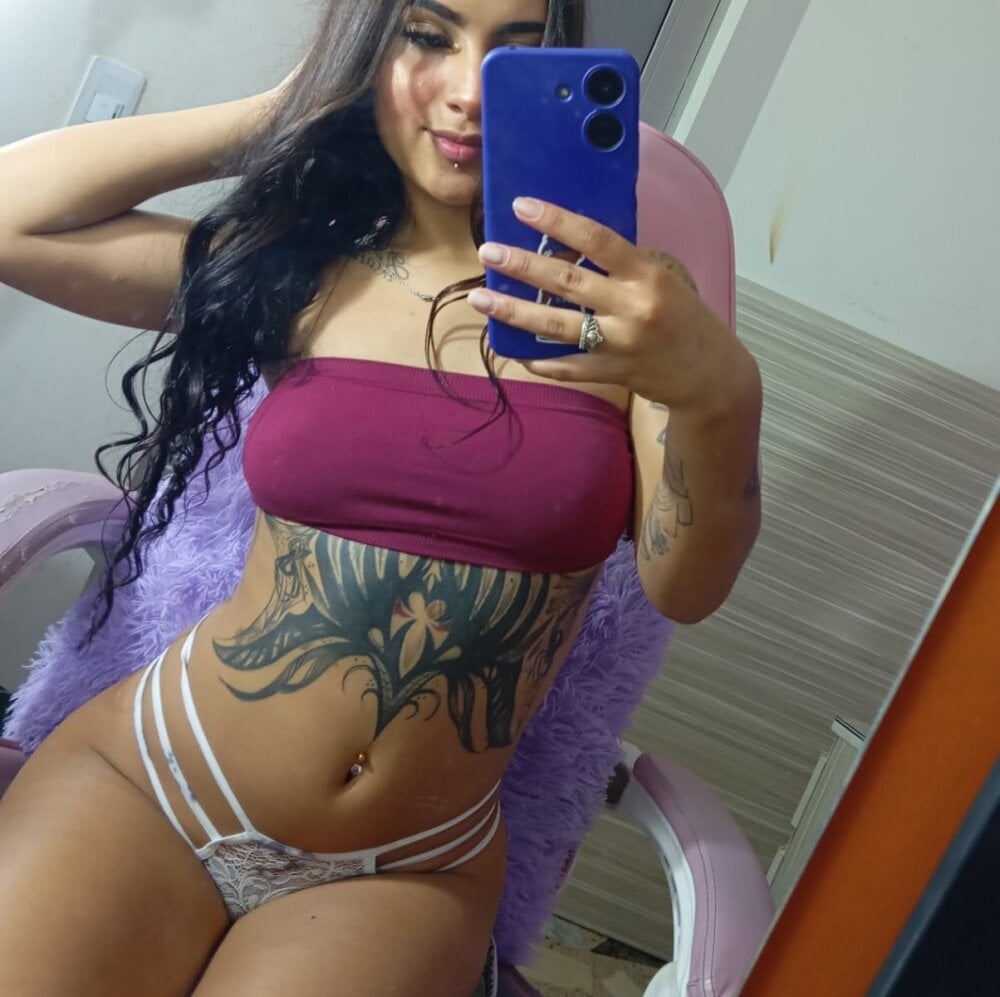 Watch Flaca_24 live on cam at StripChat