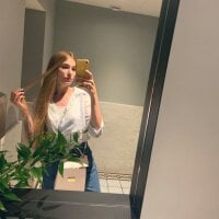 AdelinaLoveee's Offline Chat Room